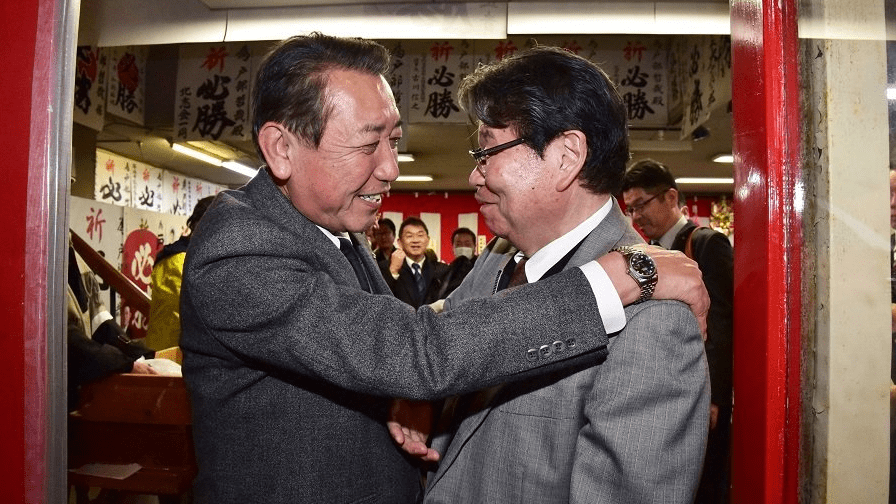 駆けつけた首長らと握手を交わす戸部哲哉氏＝岐阜県北方町
