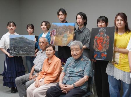 　被爆者３人（前列）の証言を聞き絵に描いた九州産業大の学生たち＝２６日午前、福岡市