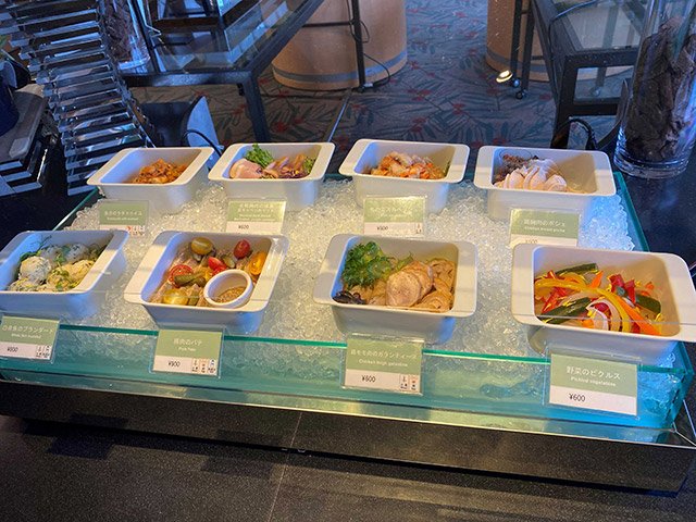 バラエティー豊かな料理が並ぶ