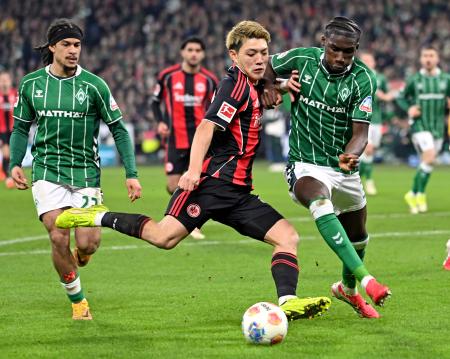 　ブレーメン戦で競り合うＥフランクフルトの堂安（中央）＝ブレーメン（共同）