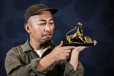　「旅と日々」がロカルノ国際映画祭で最高賞を受賞した三宅唱監督＝１６日、ロカルノ（Ｋｅｙｓｔｏｎｅ提供・ＡＰ＝共同）