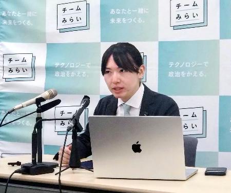 　記者会見するチームみらいの安野党首＝９日午前、国会