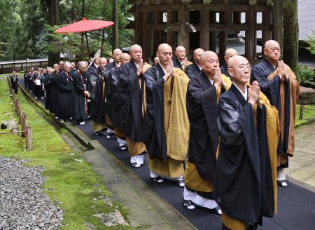 　永平寺の参道を歩く僧侶＝１１日午後、福井県永平寺町