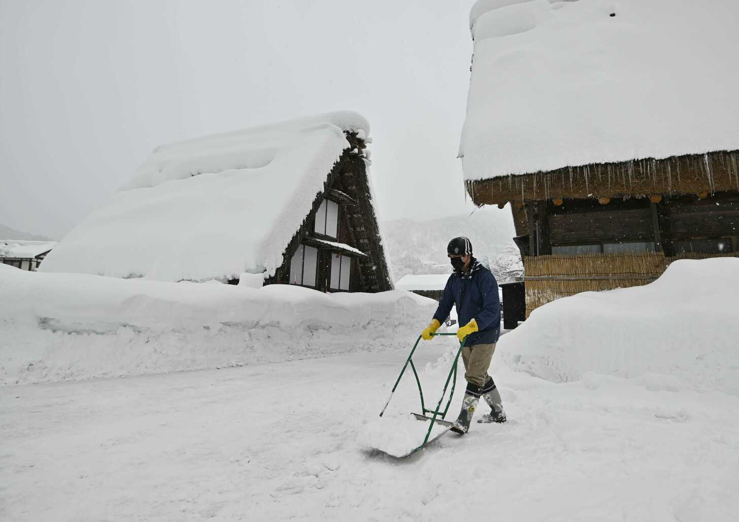 ２メートルを超す積雪になった白川郷合掌造り集落＝１７日午後２時４７分、岐阜県白川村荻町