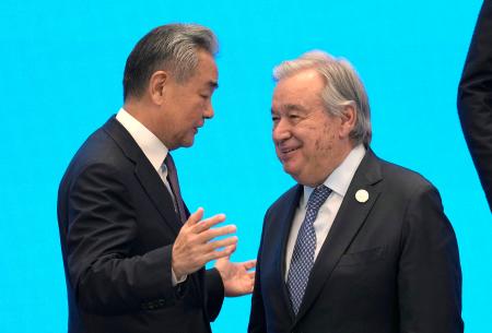 　「世界人工知能大会」の開幕を前に、国連のグテレス事務総長（右）と記念撮影に臨む中国の王毅外相＝１６日、上海（共同）