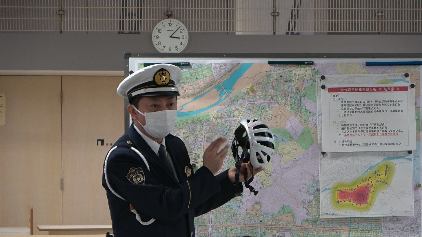 小学生にヘルメット着用の重要性を伝える岐阜中署員＝岐阜市大工町、岐阜小学校