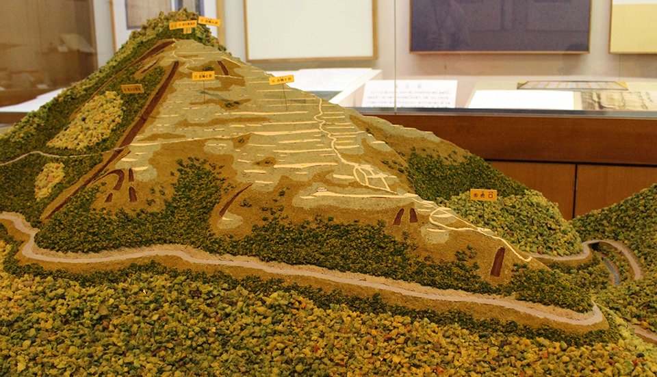 揖斐川歴史民俗資料館に展示されている「小島城・遺構配置模型」。美濃の中心的存在として栄華を誇ったであろう巨大山城のスケールを感じることができる＝同町上南方