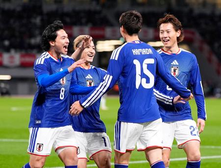 　日本―ボリビア　前半、先制ゴールを決めた鎌田（１５）を祝福する南野（左端）ら＝国立競技場