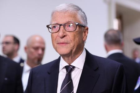 　米下院監視・政府改革委員会の聴取のため議会議事堂に到着したマイクロソフト創業者ビル・ゲイツ氏＝１０日、ワシントン（ゲッティ＝共同）