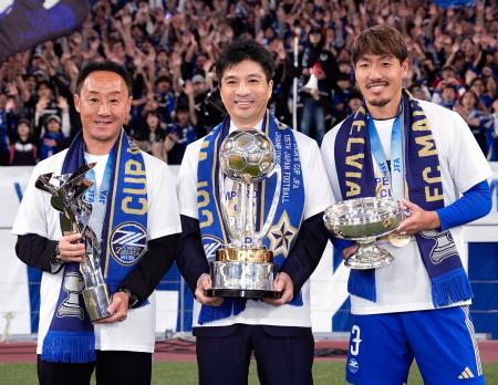 　神戸を破り初優勝を果たし、町田・黒田監督（左）、昌子と写真に納まるサイバーエージェントの藤田晋社長（中央）＝国立競技場