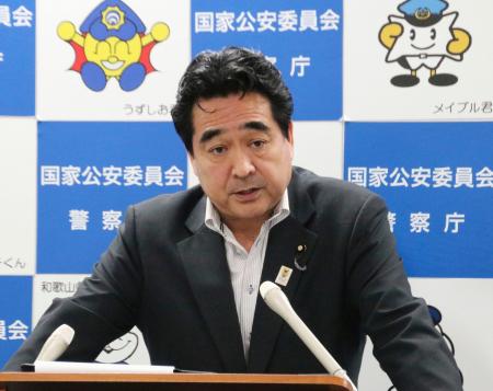 　記者会見する坂井国家公安委員長＝１５日午前、警察庁