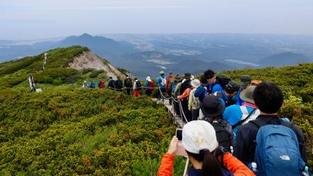 　夏山登山のシーズンを迎え、多くの登山者でにぎわう大山＝８日午前、鳥取県大山町