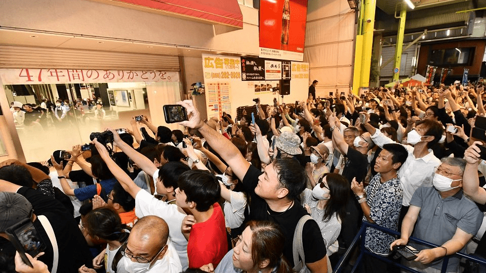 多くの人に見守られながら最終日の営業を終える岐阜高島屋＝３１日午後７時４０分、岐阜市