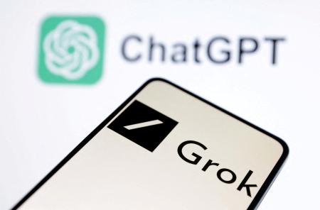 　対話型生成ＡＩ「グロック」のロゴ（手前）と「チャットＧＰＴ」のロゴ（ロイター＝共同）
