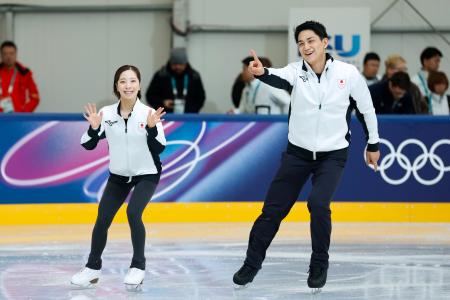 　ミラノ・コルティナ冬季五輪の公式練習に臨むフィギュアスケートペアの三浦璃来（左）、木原龍一組。６日から団体がスタートする＝５日、イタリア・ミラノ（共同）