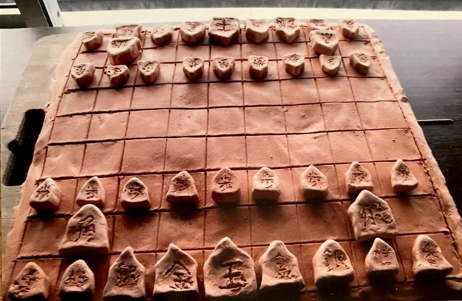 高田明浩さんが小学４年生のときに粘土で作った将棋盤と駒