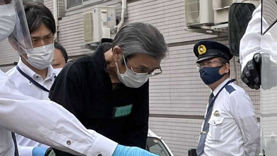 送検のため、愛知県警中村署を出る山下八洲夫容疑者＝１０日午前９時