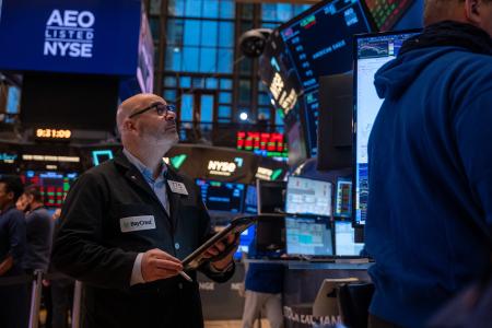 　ニューヨーク証券取引所のトレーダー＝９日、米ニューヨーク（ゲッティ＝共同）