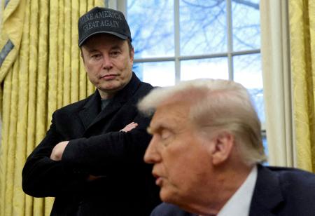　トランプ米大統領（右）の話に耳を傾ける実業家イーロン・マスク氏＝２月１１日、ワシントン（ロイター＝共同）