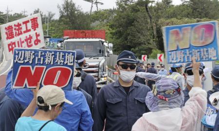 　２０２４年６月１３日、米軍キャンプ・シュワブのゲート前で工事車両に抗議する人たち＝沖縄県名護市辺野古