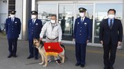 嘱託警察犬として委嘱を受けたゴーと小木曽忍さん（中央）＝岐阜南署