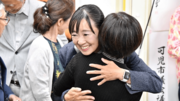 支持者と抱き合って喜ぶ後藤友紀氏＝１４日午後１０時３６分、岐阜県岐南町