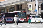 今年初の猛暑日となり、日傘を差して歩く女性ら＝４日午後１時２９分、岐阜市神田町