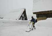 ２メートルを超す積雪になった白川郷合掌造り集落＝１７日午後２時４７分、岐阜県白川村荻町