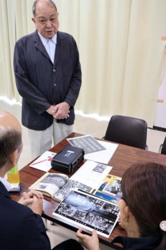 　鹿児島県奄美市に寄贈した写真データについて説明する民俗写真家の故芳賀日出男さんの長男日向さん＝３日、奄美市