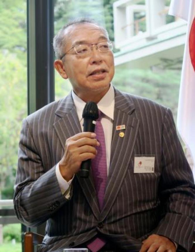 　マグサイサイ賞の親睦会で話す服部匡志さん＝７日午前、東京都港区