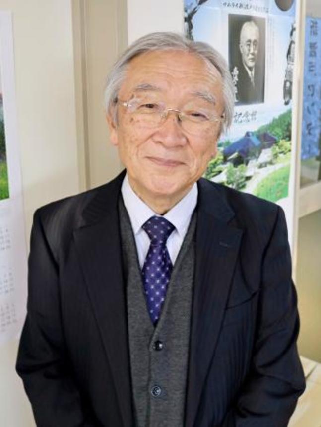 　取材に応じる「新渡戸基金」の藤井茂理事長＝４月、盛岡市