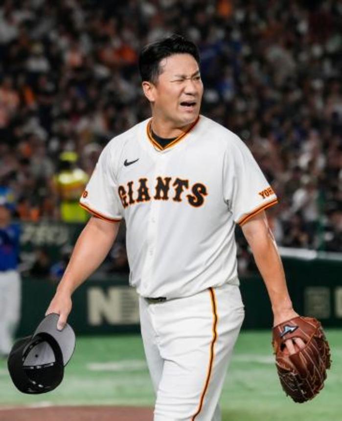 　５回を投げ終え、ベンチに戻る巨人・田中将＝東京ドーム