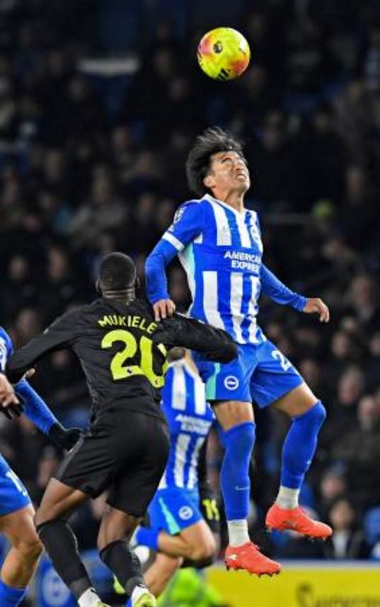 　サンダーランド戦でプレーするブライトンの三笘＝ブライトン（共同）