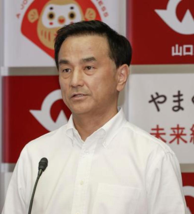 　記者会見する山口県の村岡嗣政知事＝７日午前、山口市