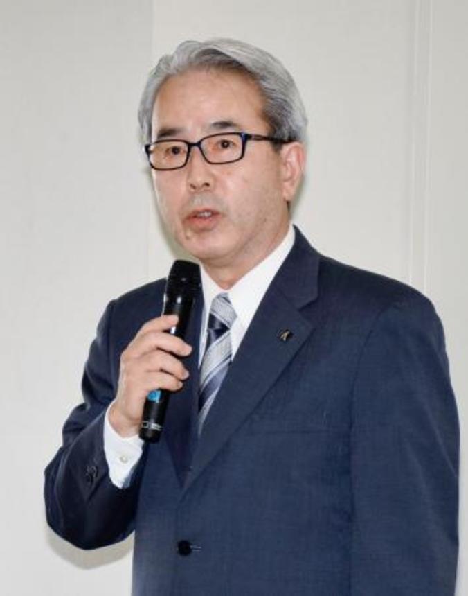 　調査報告書を受け取った熊本県教委の越猪浩樹教育長＝２０日午後、熊本県庁