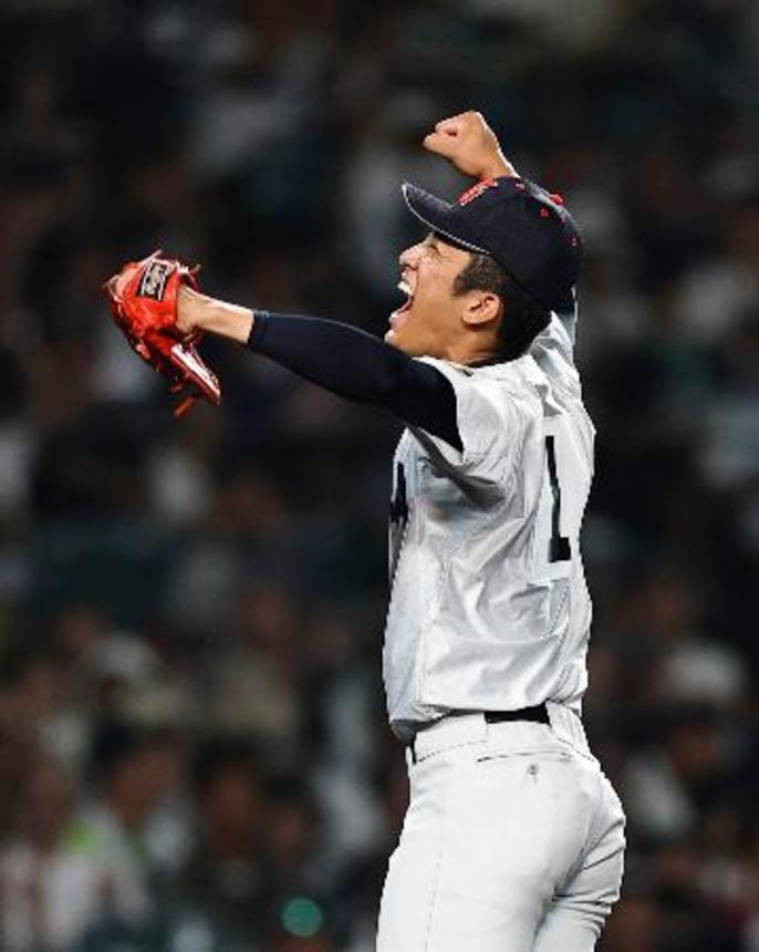 　日南学園―横浜　６回裏、１死満塁を併殺で切り抜け、喜ぶ横浜・織田＝甲子園