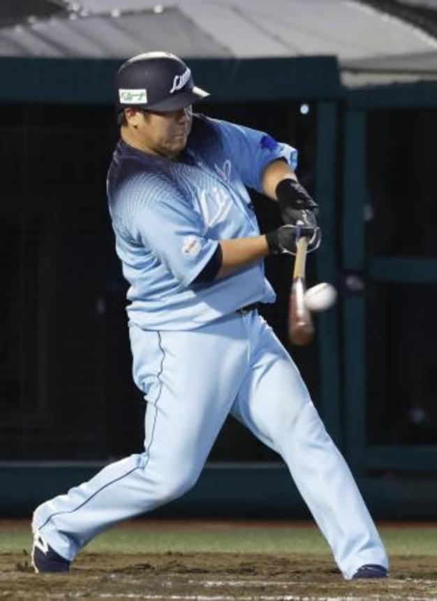 　１１回西武２死、代打中村剛が左越えに満塁本塁打を放つ＝楽天モバイルパーク