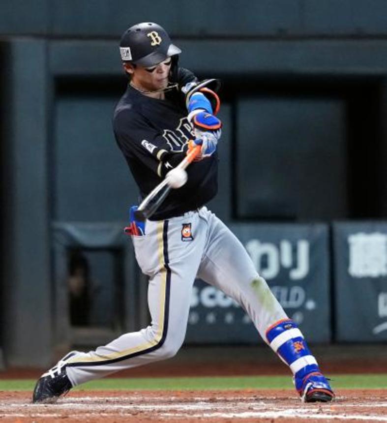 　８回オリックス２死満塁、中川が右越えに走者一掃の逆転三塁打を放つ＝エスコンフィールド