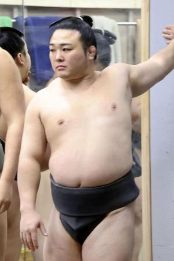 　稽古する炎鵬＝昨年１２月、東京都墨田区の伊勢ケ浜部屋