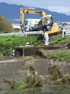 排水路にたまった草木を取り出す作業員たち＝１日午前９時４０分、揖斐郡池田町市橋