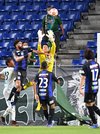 Ｇ大阪×ＦＣ岐阜＝延長前半、相手のクロスボールをキャッチするＦＣ岐阜のＧＫ松本＝パナソニックスタジアム吹田
