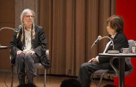 　広島市の原爆資料館で対談するパティ・スミスさん（左）と小倉桂子さん＝２８日午後