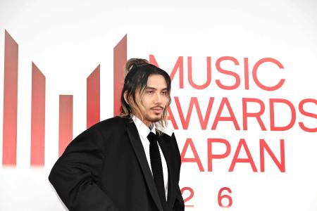 　国際音楽賞「ＭＵＳＩＣ　ＡＷＡＲＤＳ　ＪＡＰＡＮ」のレッドカーペットに登場した藤井風＝１３日午後、東京都江東区