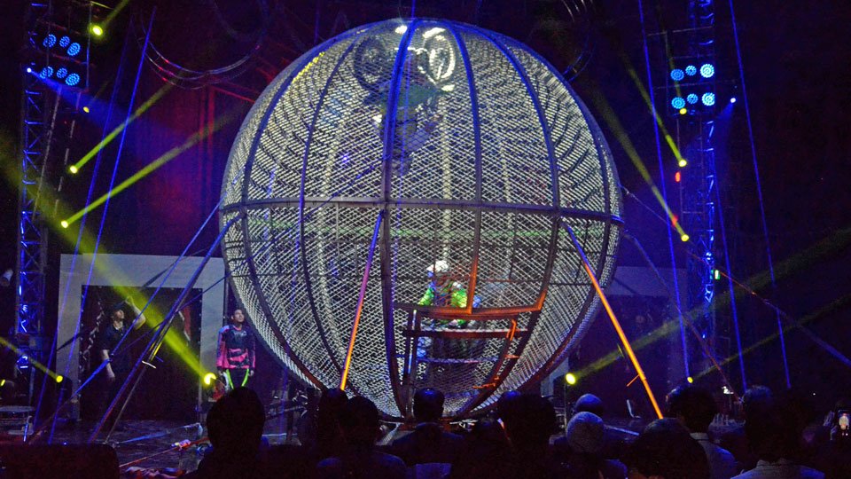 鋼鉄球体の中を縦横無尽に走る２台のバイク＝大垣市外野、イオンモール大垣北側駐車場特設会場