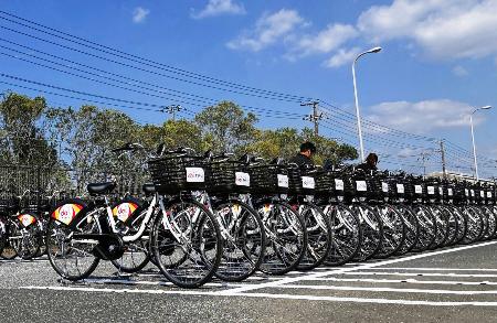 　ＪＲ内房線の長浦駅に並ぶ自転車＝９日、千葉県袖ケ浦市（シナネンモビリティＰＬＵＳ提供）