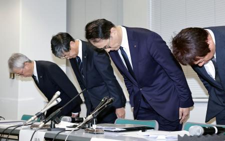 　大規模なシステム障害について記者会見で謝罪する大阪公立大の桜木弘之学長（右から２人目）ら＝５日午後、大阪市