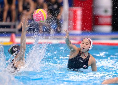 　女子７、８位決定戦　日本―イタリア　第４ピリオド、ゴールを狙う稲場朱＝シンガポール（共同）