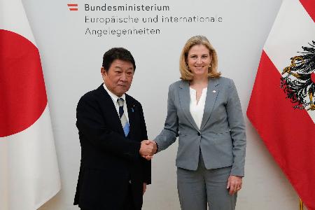 　オーストリアのマインルライジンガー外相（右）と握手する茂木外相＝１日、ウィーン（外務省提供）