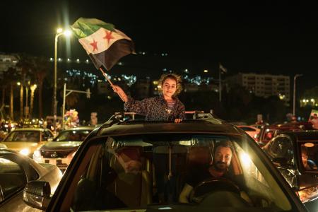 　トランプ米大統領が対シリア制裁を解除する方針を表明したことを受け、街に繰り出して祝うシリア人ら＝１３日、シリア首都ダマスカス（ゲッティ＝共同）