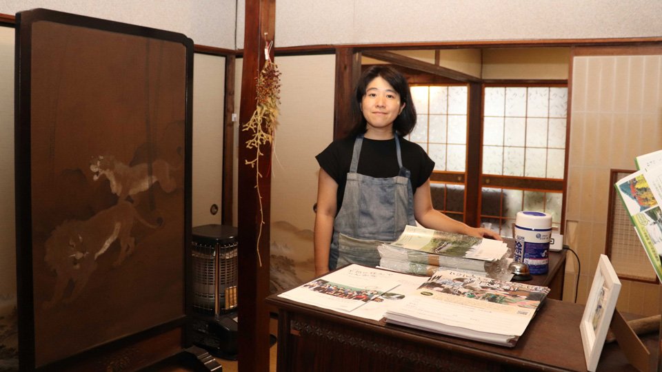 民泊「つむぎ」を切り盛りする佐藤文さん＝下呂市金山町金山